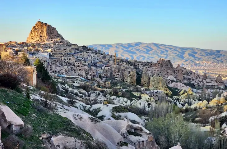 Güvercinlik Vadisi’nden Uçhisar Kalesi ve Uçhisar yerleşimi manzarası